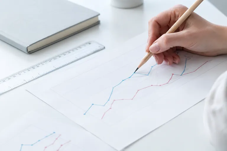 Main suivant au crayon des courbes imprimées sans chiffres, analyse après une core update